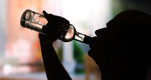 抽烟喝酒时生吃些大蒜降血脂