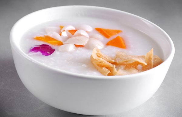 春季食疗治失眠：百合煮水安神