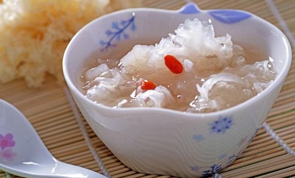 多喝银耳粥润肺降血糖