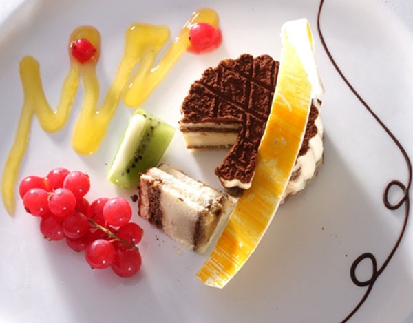 少吃甜品和低脂饮食，能减轻胃疼