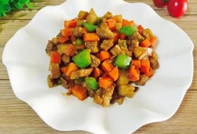 胡萝卜里脊肉丁的做法