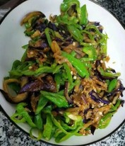 茄子丝炒辣椒丝的做法