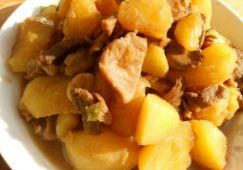 家常土豆炖肉的做法
