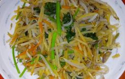 土豆丝炒绿豆芽的做法