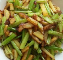 土豆炒芹菜的做法
